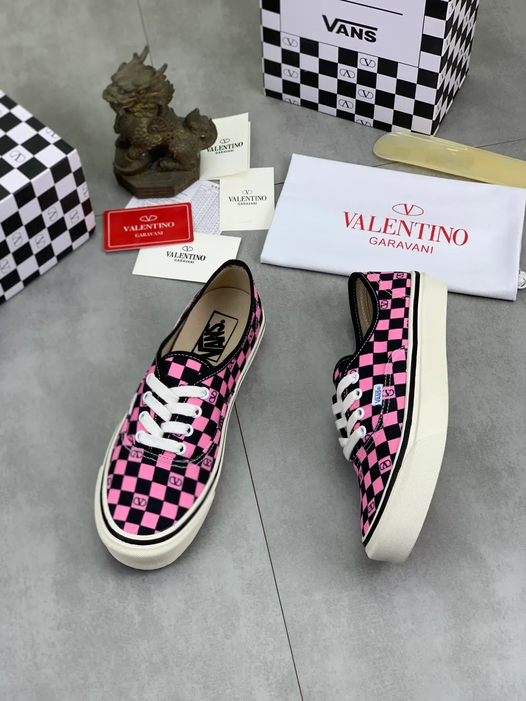 Men's shoes 💰P460 New Valentino❌Wans co-branded Valentino and Vans release new co-branded sneakers, integrating Valentino's Italian high-definition aesthetics and Vans's free and authentic spirit, giving classic shoes a personality that spans the ages. Many stars - Jolin Tsai. Yang Zi. Liu Wen. Ma Baiquan. Choi Soobin. freen. Song Zuer. JJ Lin. zel. Cecilia Cheung. shark. Xin Yunlai...Same style. Female model: 35-42 (41.42 is custom-made and non-refundable) Men's model: 39-46 (45.46 is custom-made and non-refundable)